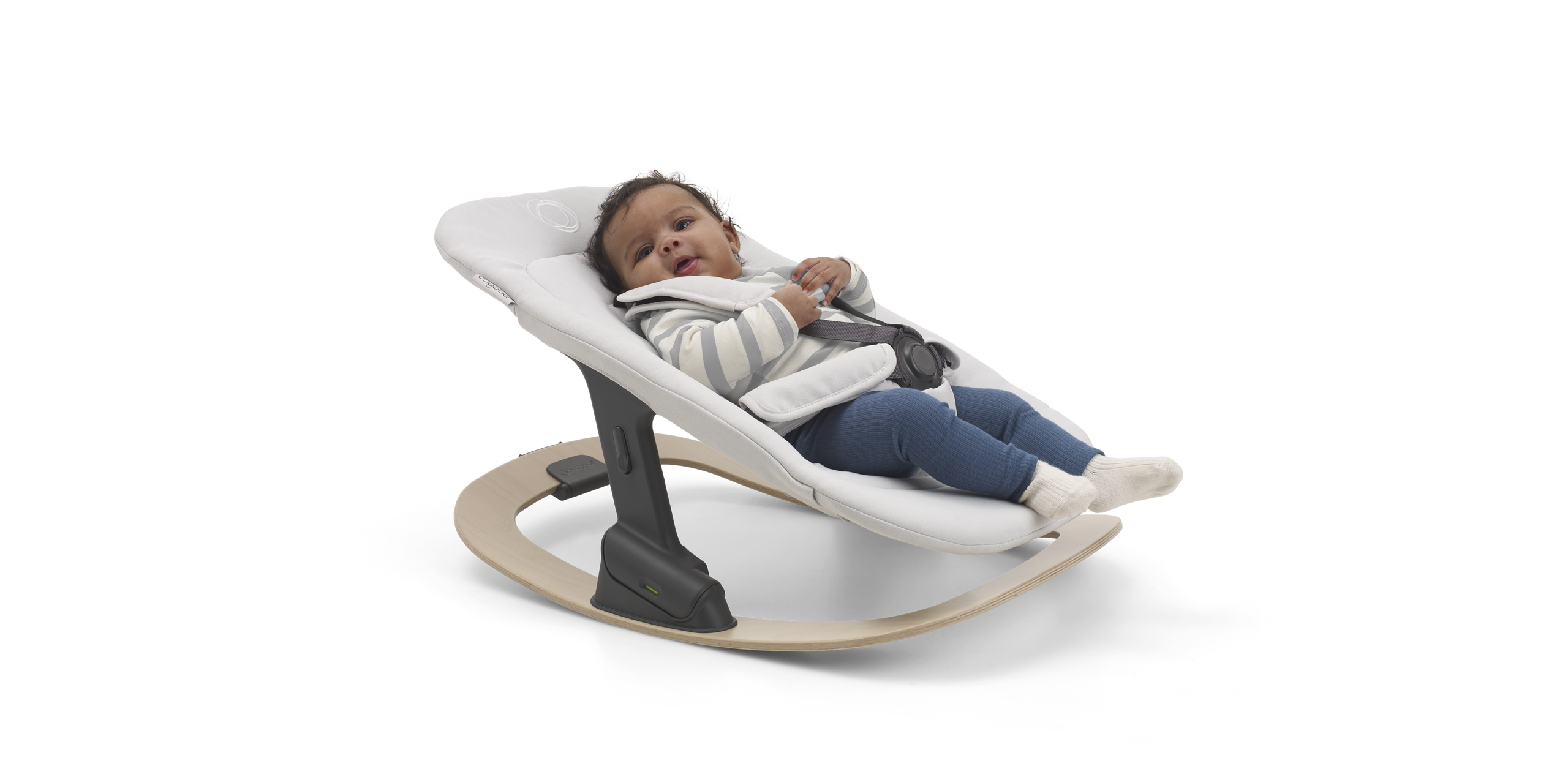 Un bebé relajado en una mecedora Bugaboo Giraffe.