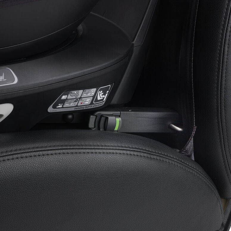 A close-up of the secure attachment point between the car seat and the base. The safety indicator shows green.
