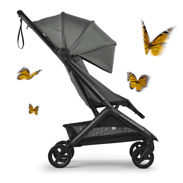 Enchaînement de quatre poussettes Bugaboo Butterfly 2 à différents stades de leur pliage, de l'ouverture intégrale au pliage total. Des papillons orange virevoltent autour des poussettes.