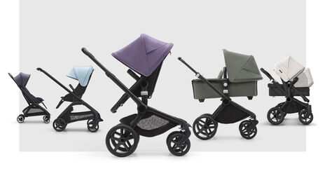 Moeder die haar kind in de lucht houdt, naast een Bugaboo Fox 5 kinderwagen.