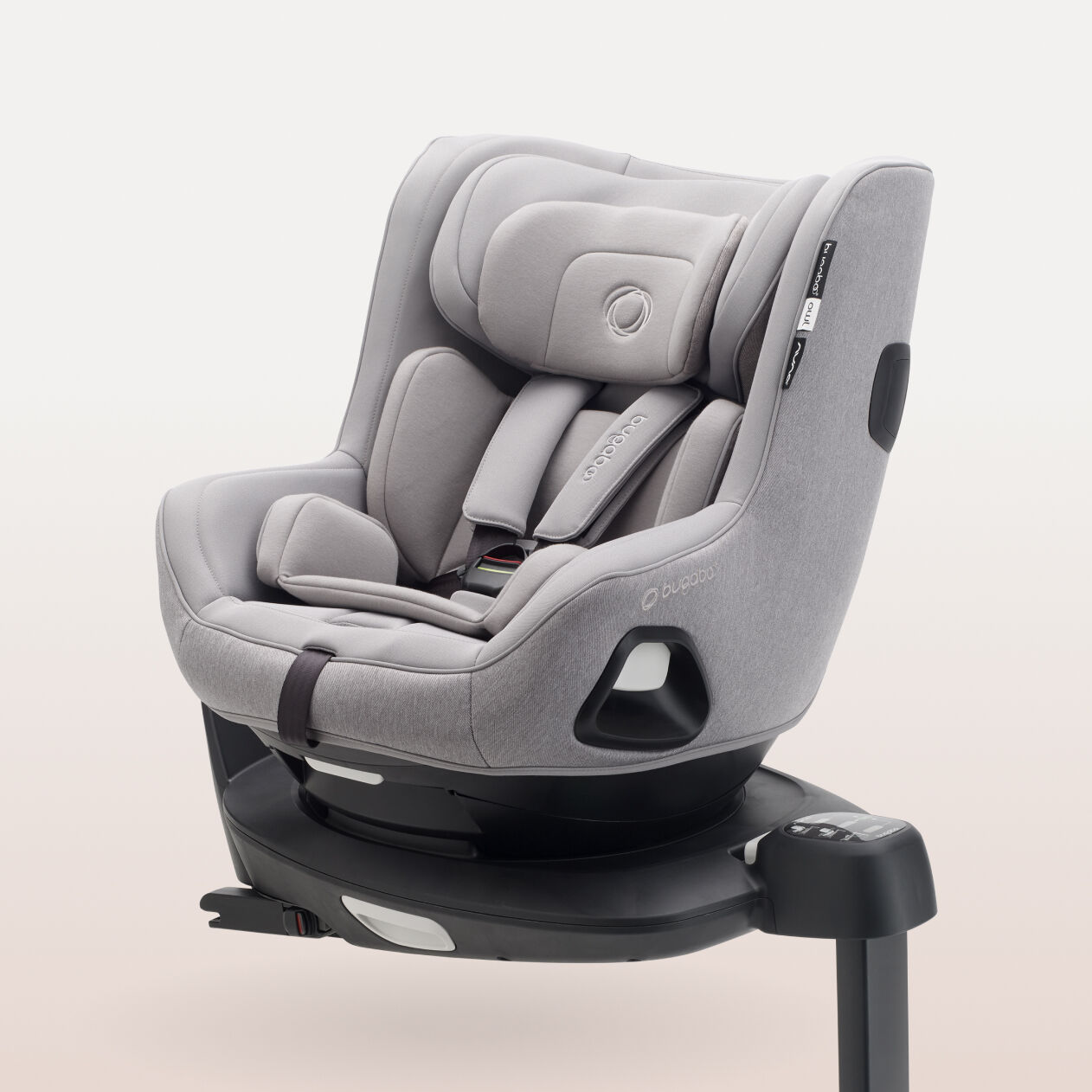 Un siège auto Bugaboo Owl by Nuna solidement fixé sur une base ISOFIX 360.