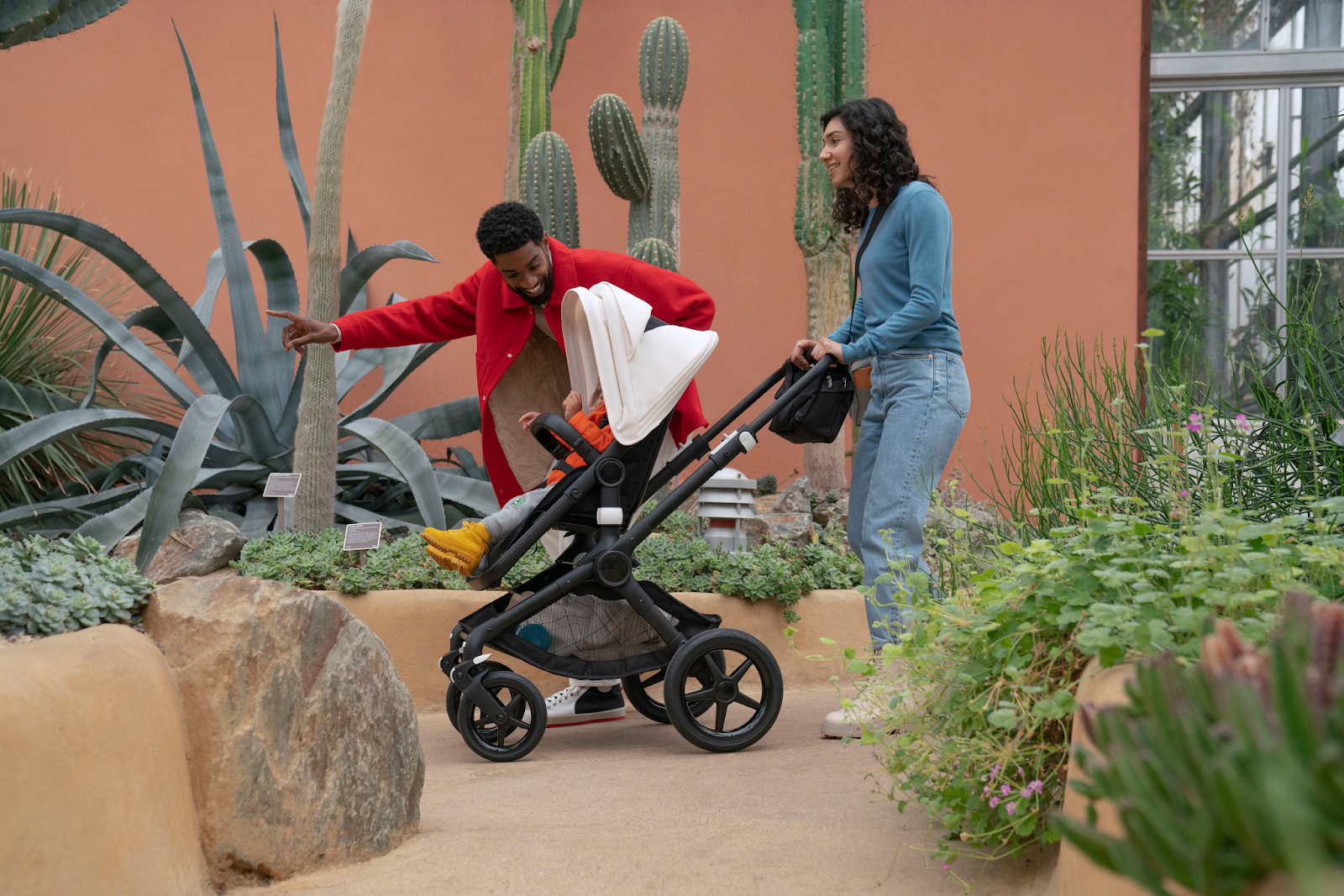 Eltern schieben ihr Baby im Kinderwagen