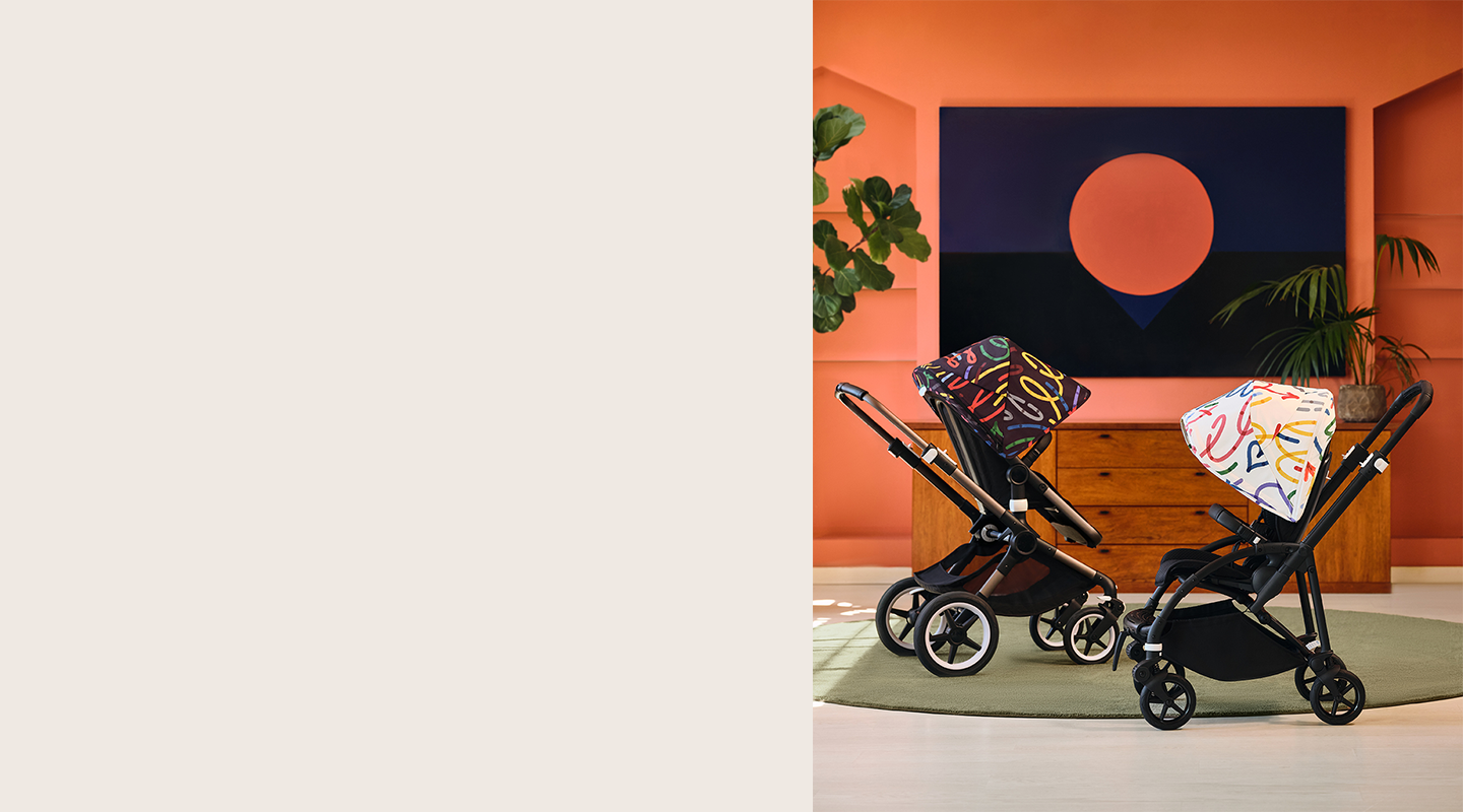 Twee Bugaboo kinderwagens met exclusief online verkrijgbare 'Art of Discovery' zonnekapprints, één in het wit en de andere in donkerblauw.