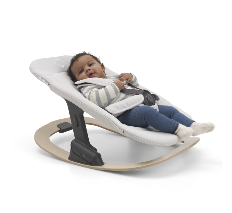 Un bebé relajado en una mecedora Bugaboo Giraffe.