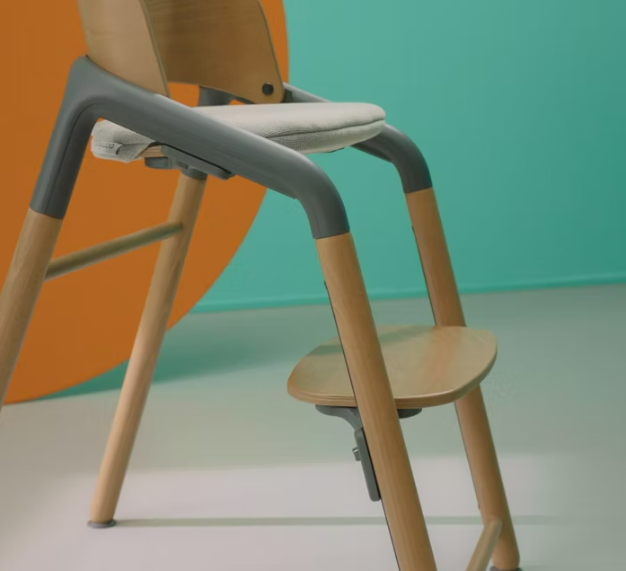Close up of the adjustable seat and footrest of the Bugaboo Giraffe.