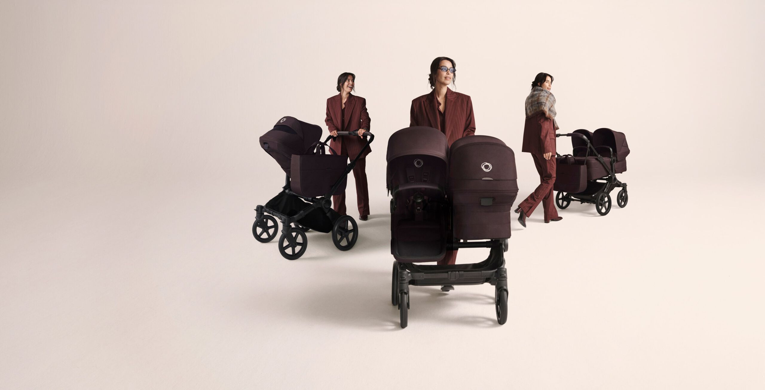 En mamma i tre olika scener. I varje scen står hon med olika konfigurationer av Bugaboo Donkey 6-vagnen: enkel, syskon, Twin.