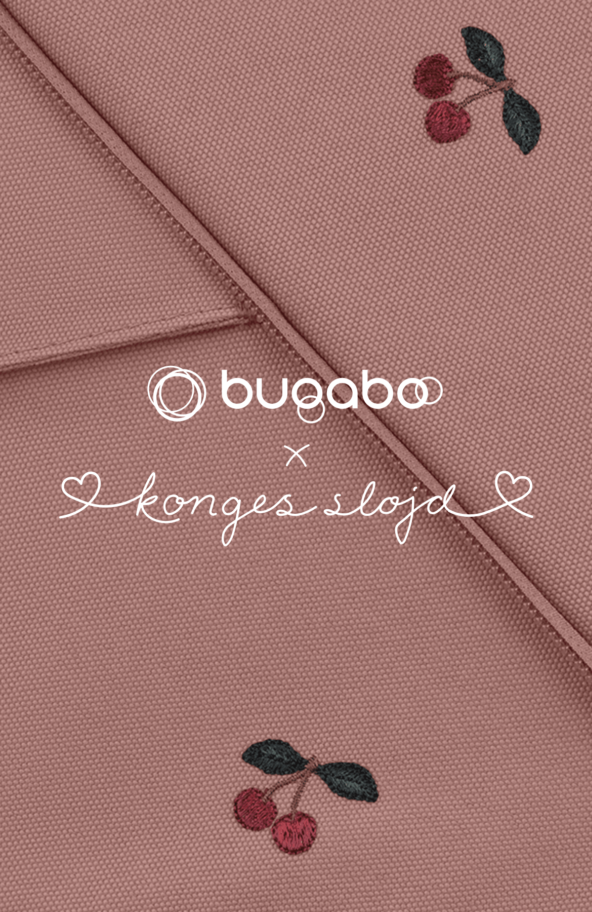 Bugaboo 더스티 핑크 색상의 패브릭에 프린트된 Konges Sløjd 체리 모티프를 초근접 촬영한 이미지입니다.