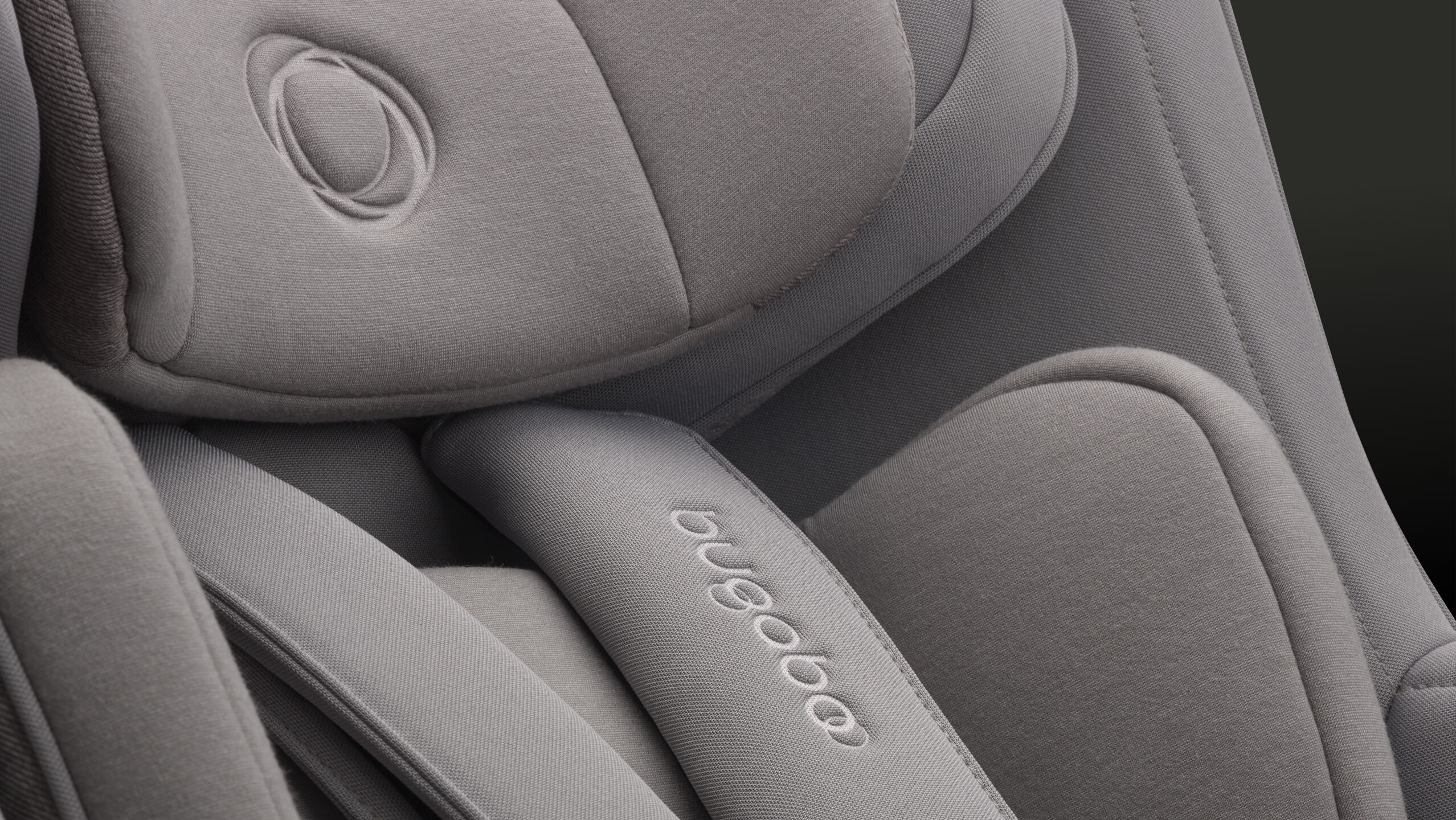 Gros plan sur les tissus doux et rembourrés du siège auto Bugaboo Owl by Nuna.
