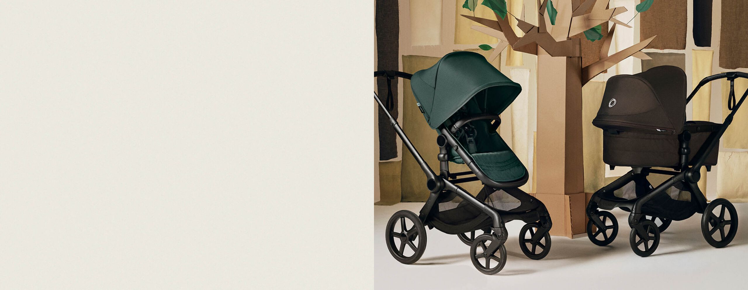 Ein Bugaboo Fox 5 Renew Kinderwagen mit Sitz in Fern Green und ein Bugaboo Fox 5 Renew Kinderwagen mit Liegewanne in Cocoa Brown. Sie stehen in einer stilisierten Innenkulisse mit einem Baum aus Pappe und abstrakten Gebäudeformen.