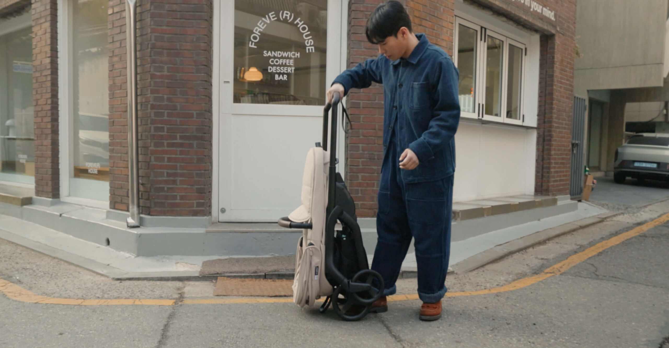 Video: A dad quickly folds a Bugaboo Dragonfly Plus with one hand outside a coffee house.