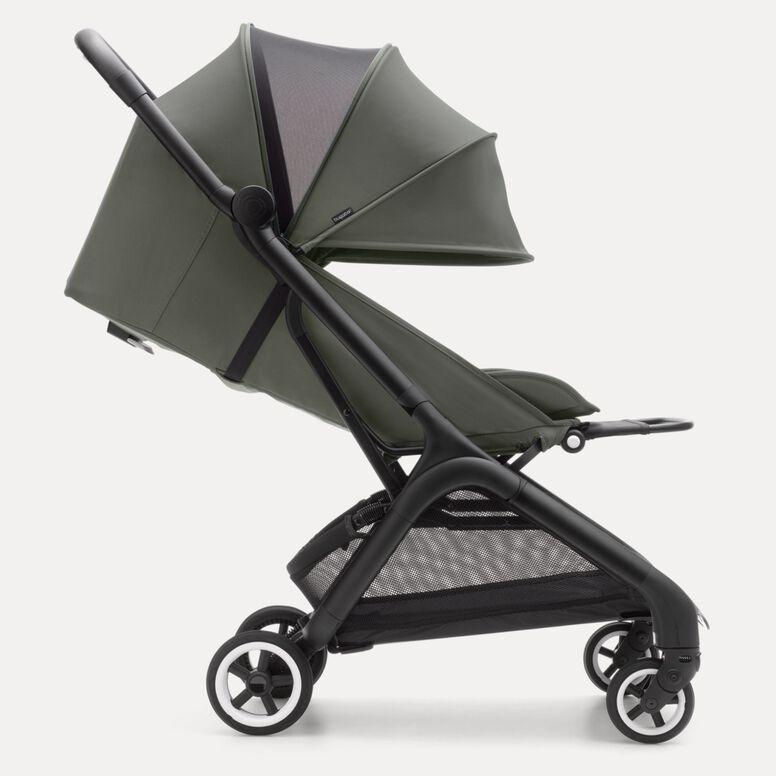 Vista lateral de una silla de paseo de viaje compacta Bugaboo Butterfly con capota completamente extendida en Verde Bosque.