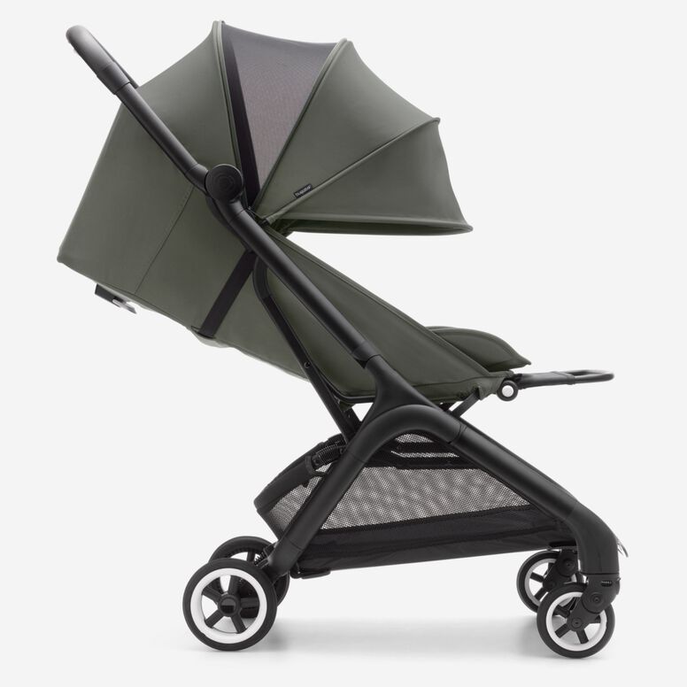 Vista lateral de una silla de paseo de viaje compacta Bugaboo Butterfly con capota completamente extendida en Verde Bosque.
