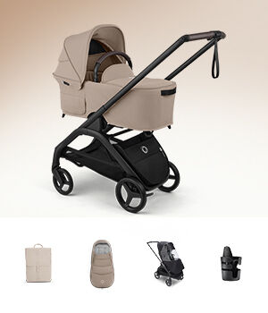 Ein kompakter Bugaboo Dragonfly Plus Kompaktkinderwagen mit einer Liegewanne, abgebildet mit verschiedenen Baby-Accessoires im Bundle.