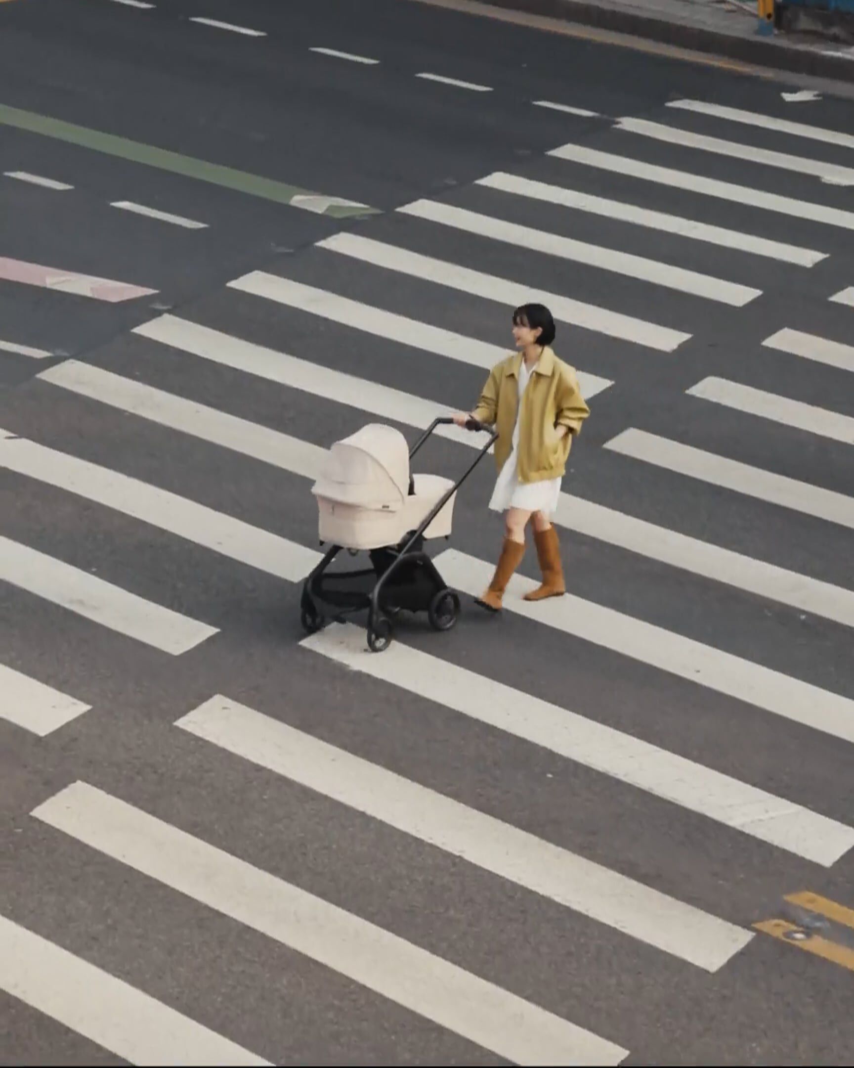 Video: A couple and their baby navigate the fast-paced city life with the Bugaboo Dragonfly Plus stroller.