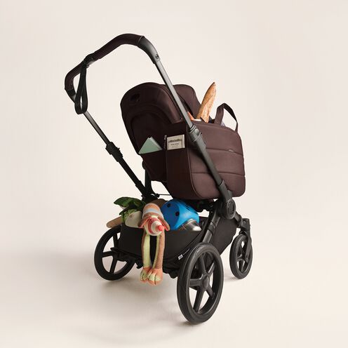 1인 구성의 부가부 동키 6 스트롤러. 사이드 백과 언더시트 바스켓 둘 다 장난감과 식료품으로 가득합니다.