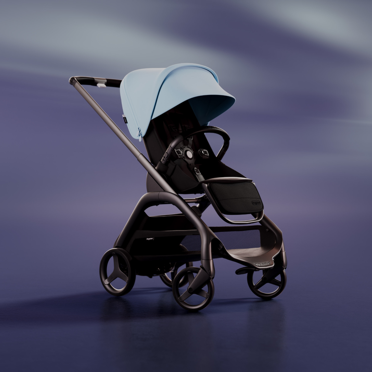 Bugaboo Dragonfly City-Kinderwagen mit Sitz und einem Sonnendach in Skylineblau. Der Hintergrund ist blau mit weißen Streifen.