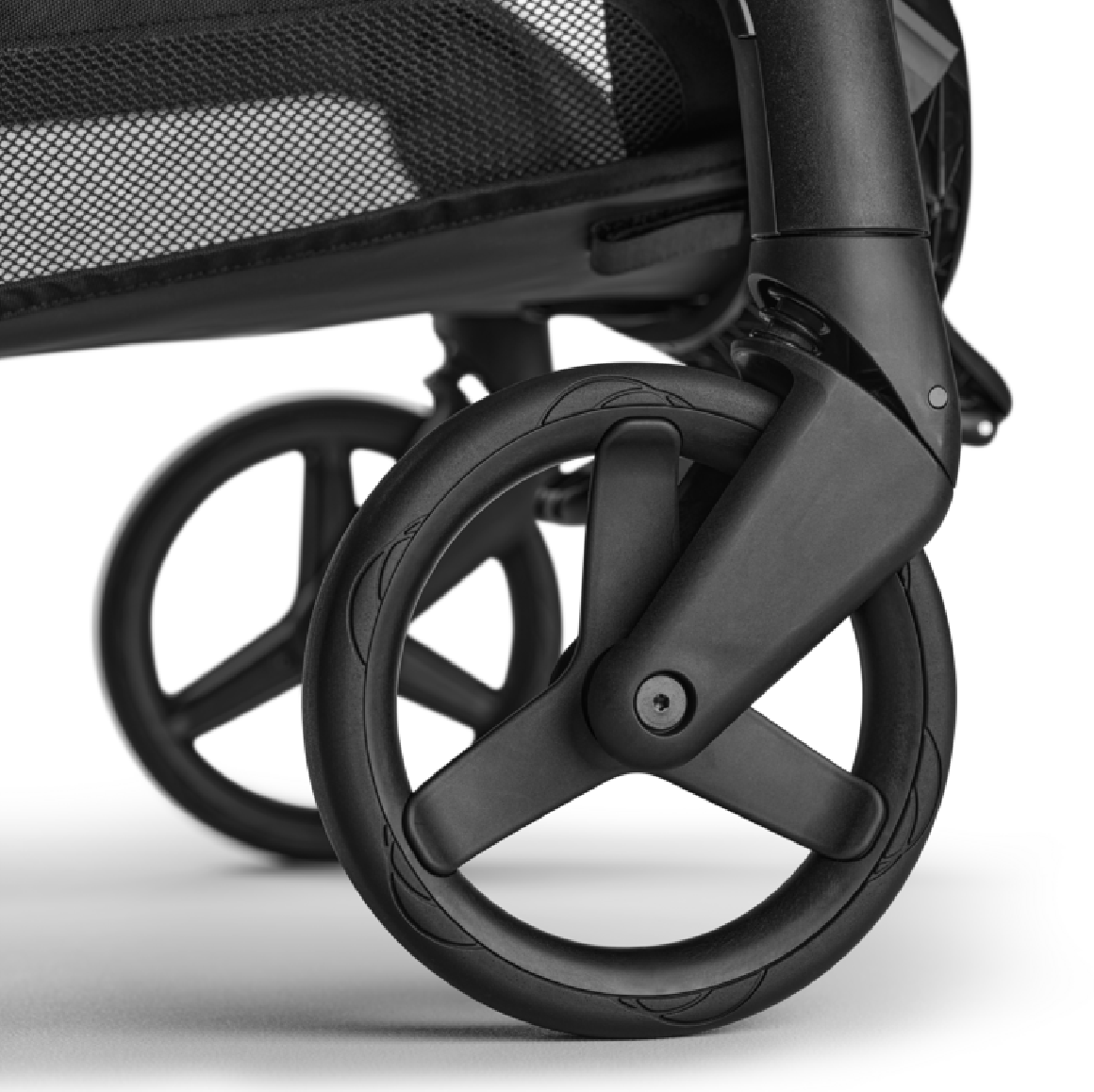 Zoom sur les roues avant de la poussette Bugaboo Dragonfly.