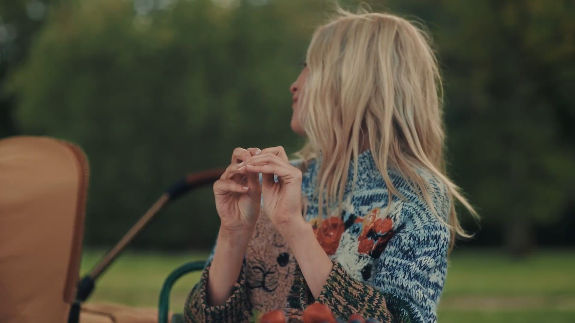 Vidéo : La mannequin et entrepreneuse Poppy Delevingne prend le thé dans un parc avec son bébé installé dans une poussette Bugaboo x Stella McCartney. Un poney blanc entre en scène et interagit avec Poppy.