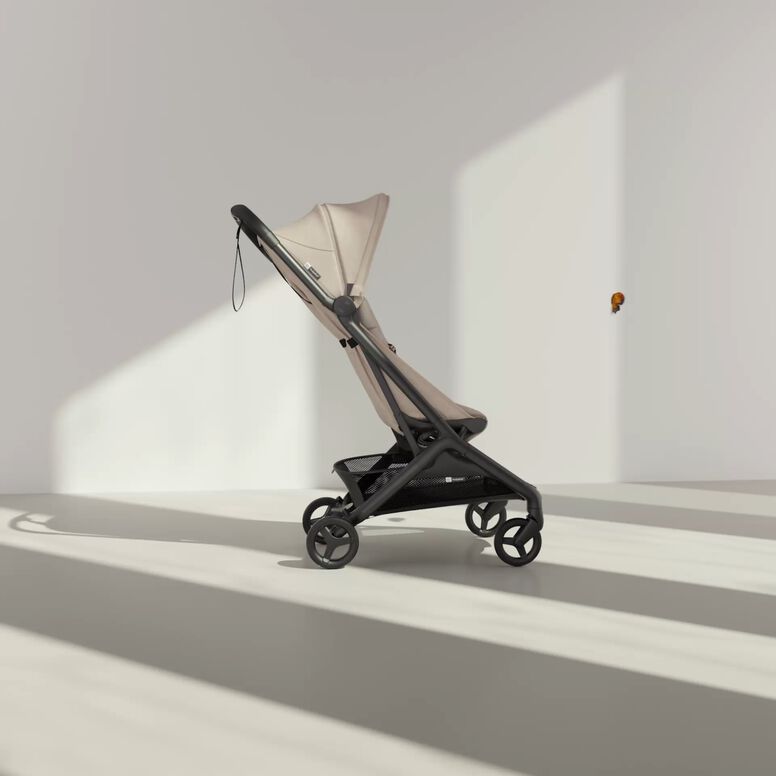 Video: An animation of the Bugaboo Butterfly 2 Plus travel stroller in beige fabrics. The sun canopy extends, then the seat reclines fully flat.