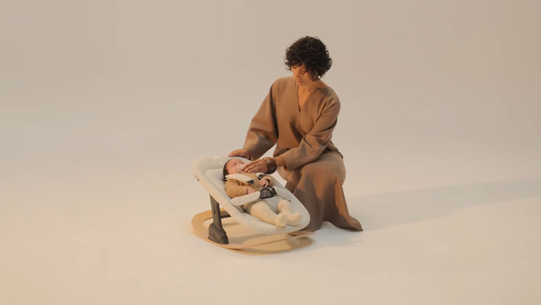 A video of a mother and her child growing with the seating configurations of the Bugaboo Giraffe: baby rocker, newborn set, baby set, high chair. The mother then demonstrates the quick and easy adjustability of the chair.