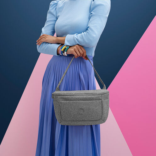 Mother carrying a grey Bugaboo organizer as a tote bag.