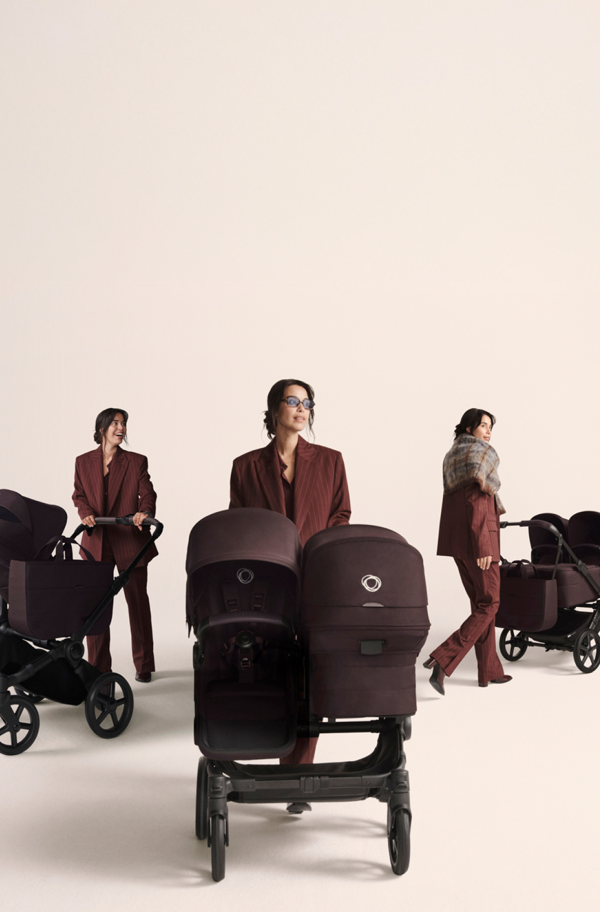 En mamma i tre olika scener. I varje scen står hon med olika konfigurationer av Bugaboo Donkey 6-vagnen: enkel, syskon, Twin.