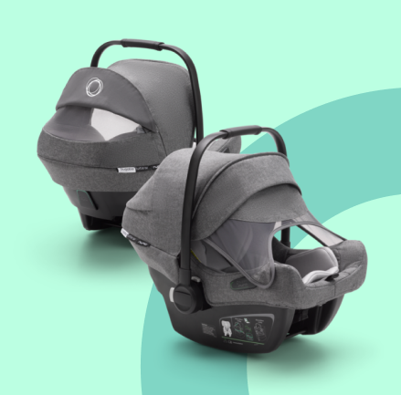 Twee Bugaboo Turtle Air van Nuna autostoelen met grijs gemêleerde zonnekappen.