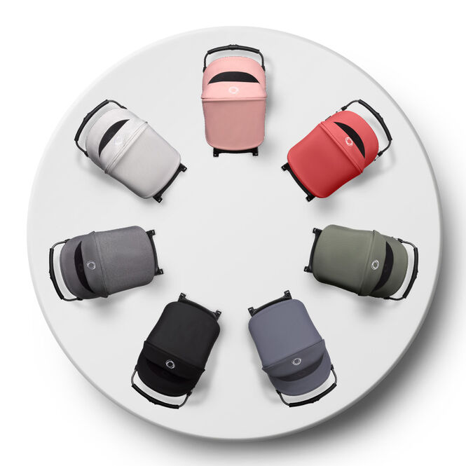 Siete carrito Bugaboo Fox 3 en distintos colores colocados en círculo.