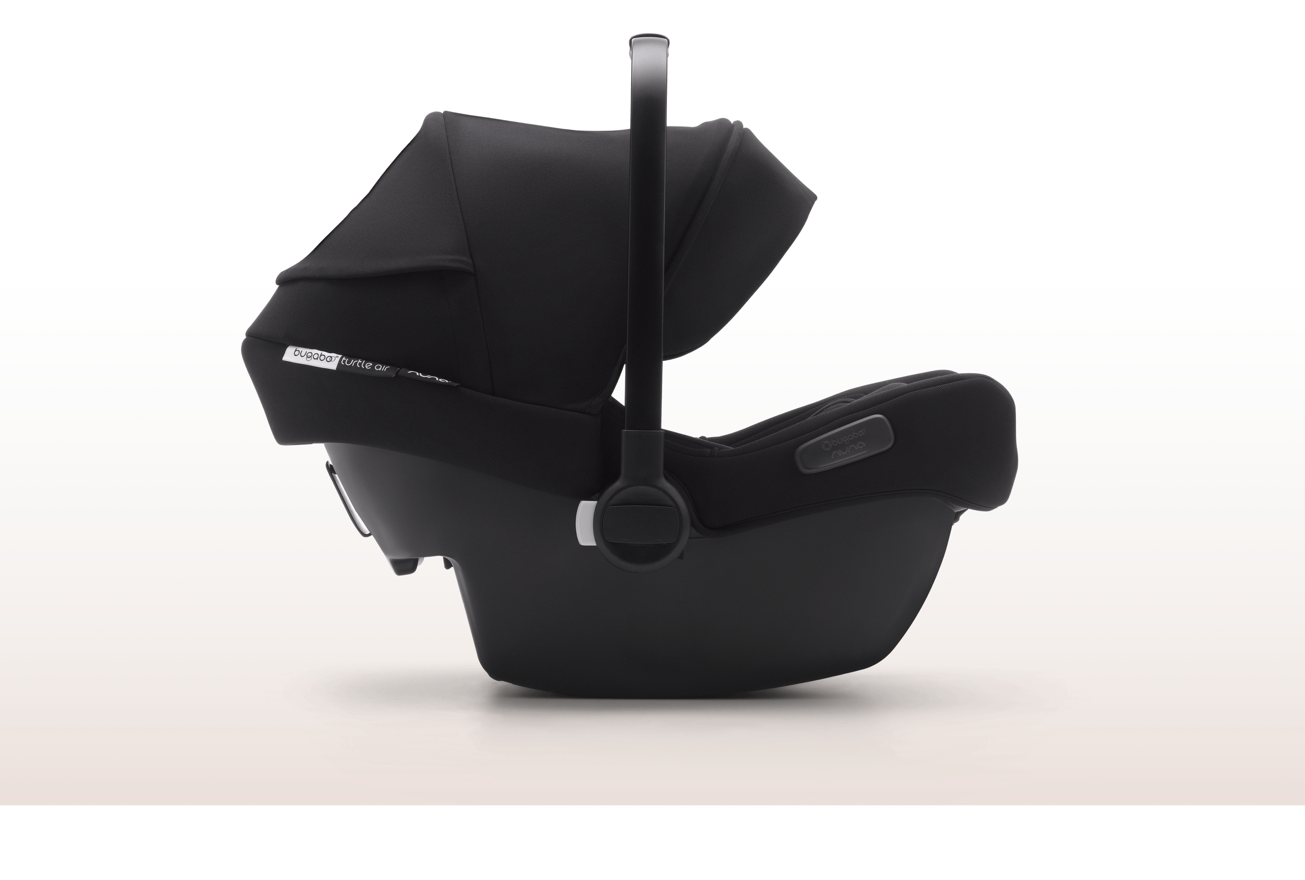 Vue latérale d'un siège auto Bugaboo Turtle Air by Nuna en noir.