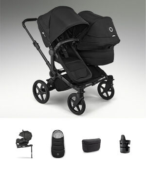 Een Bugaboo Donkey 6 dubbele kinderwagen met een stoel en een wieg naast elkaar, afgebeeld met verschillende babyaccessoires in de bundel