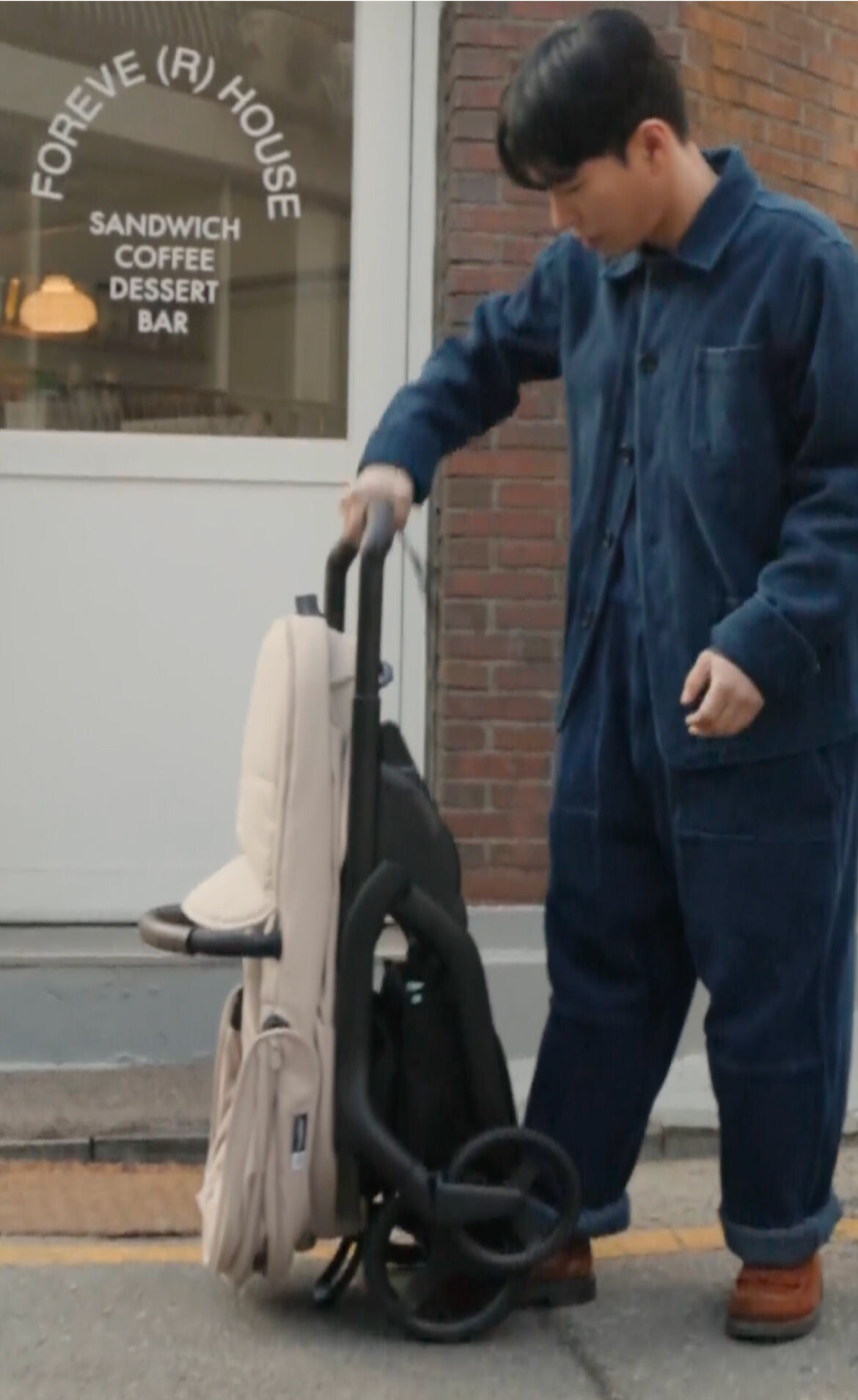 Video: A dad quickly folds a Bugaboo Dragonfly Plus with one hand outside a coffee house.