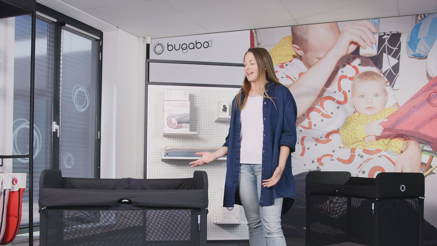 A Bugaboo expert explaining the features of the Bugaboo Stardust travel cot.