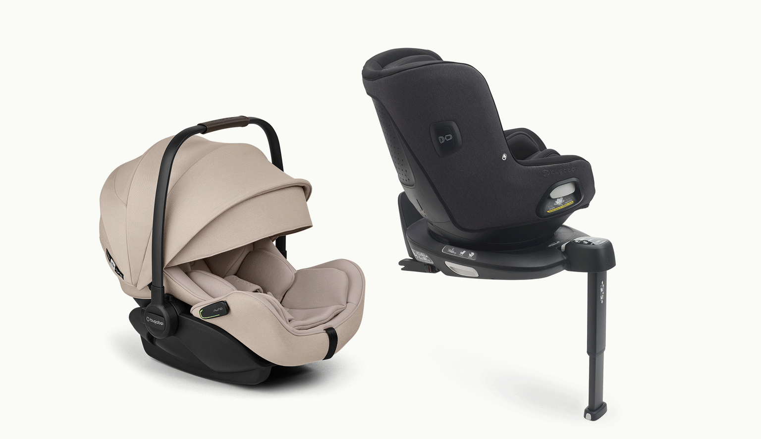 Deux sièges auto côte à côte. À gauche se trouve un siège auto pour nouveau-né Bugaboo Otter by Nuna en tissu Desert Taupe. À droite, un siège auto convertible Bugaboo Owl by Nuna en tissu noir, fixé sur une base 360 avec la jambe de force déployée.