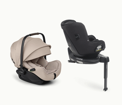 Deux sièges auto côte à côte. À gauche se trouve un siège auto pour nouveau-né Bugaboo Otter by Nuna en tissu Desert Taupe. À droite, un siège auto convertible Bugaboo Owl by Nuna en tissu noir, fixé sur une base 360 avec la jambe de force déployée.