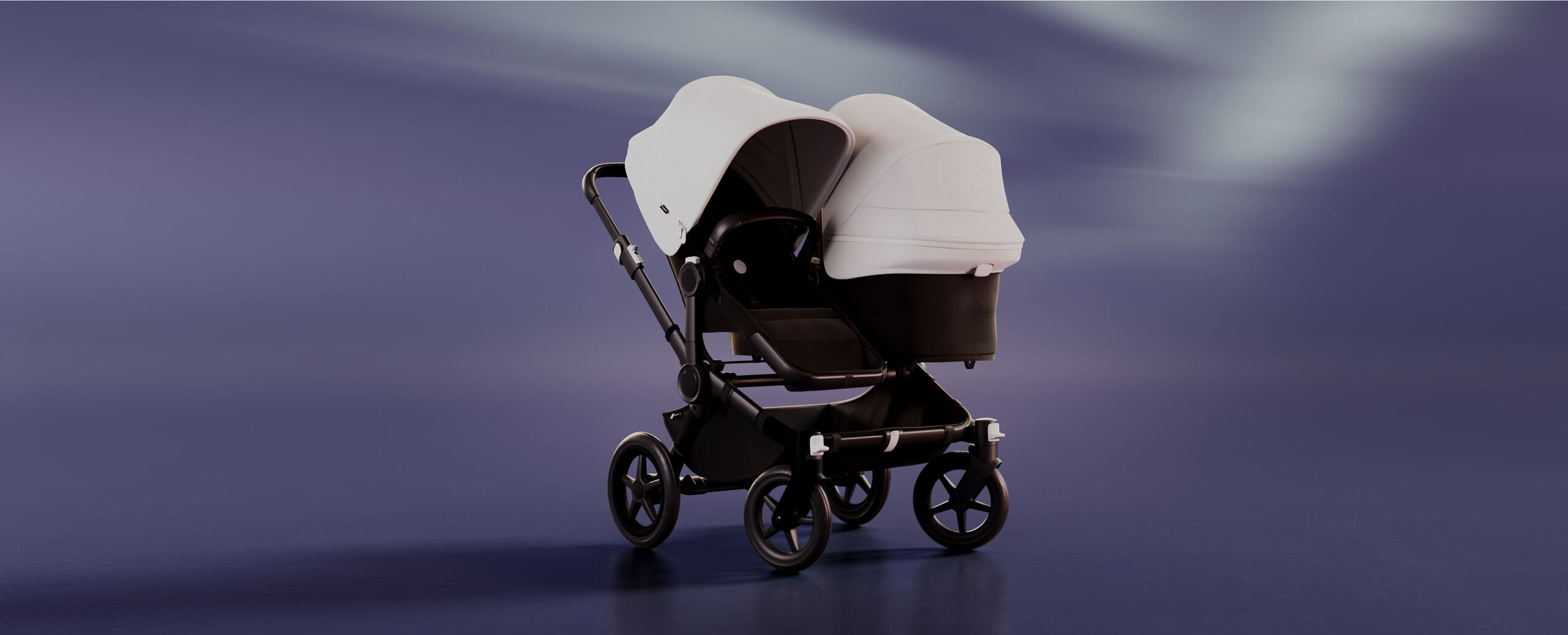 Een Bugaboo Donkey 5 Duo kinderwagen met een stoel en een wieg. De zonnekap is in de kleur Misty White. De achtergrond is blauw met witte strepen.