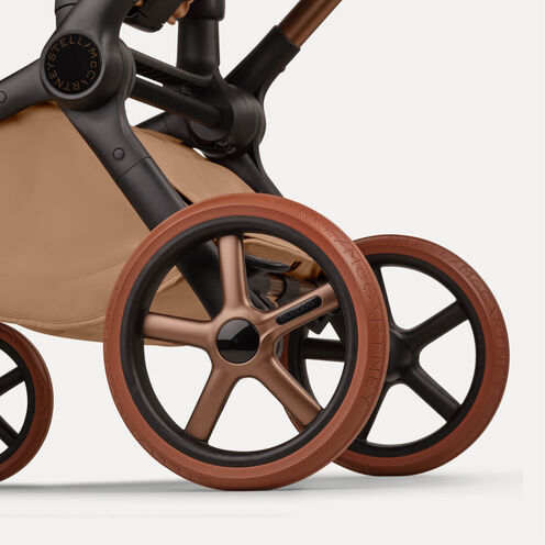 Gros plan sur les roues d'une poussette Bugaboo x Stella McCartney Édition Spéciale couleur Tobacco Brown, avec un logo discret sur les roues.