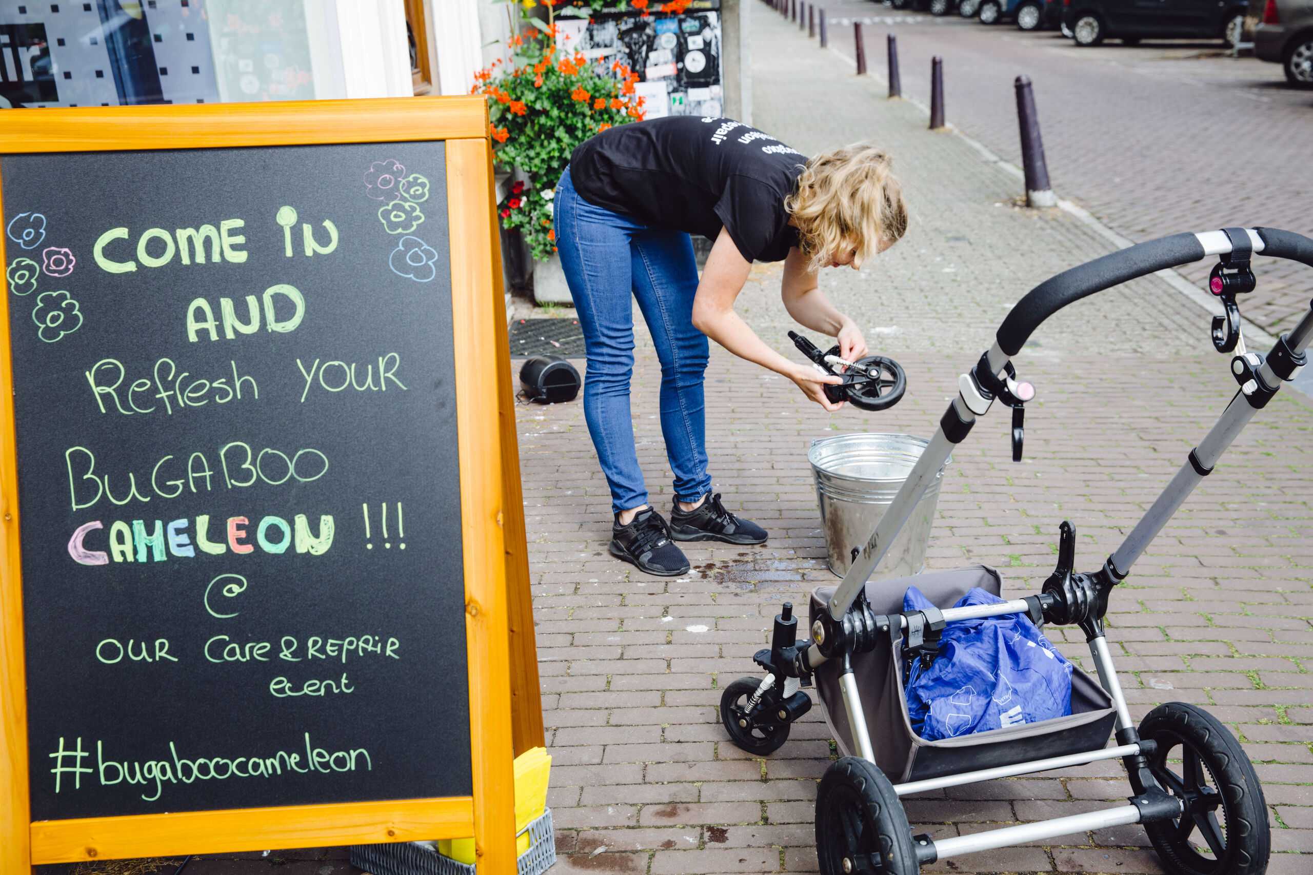 Eine Person reinigt den Bugaboo Kinderwagen