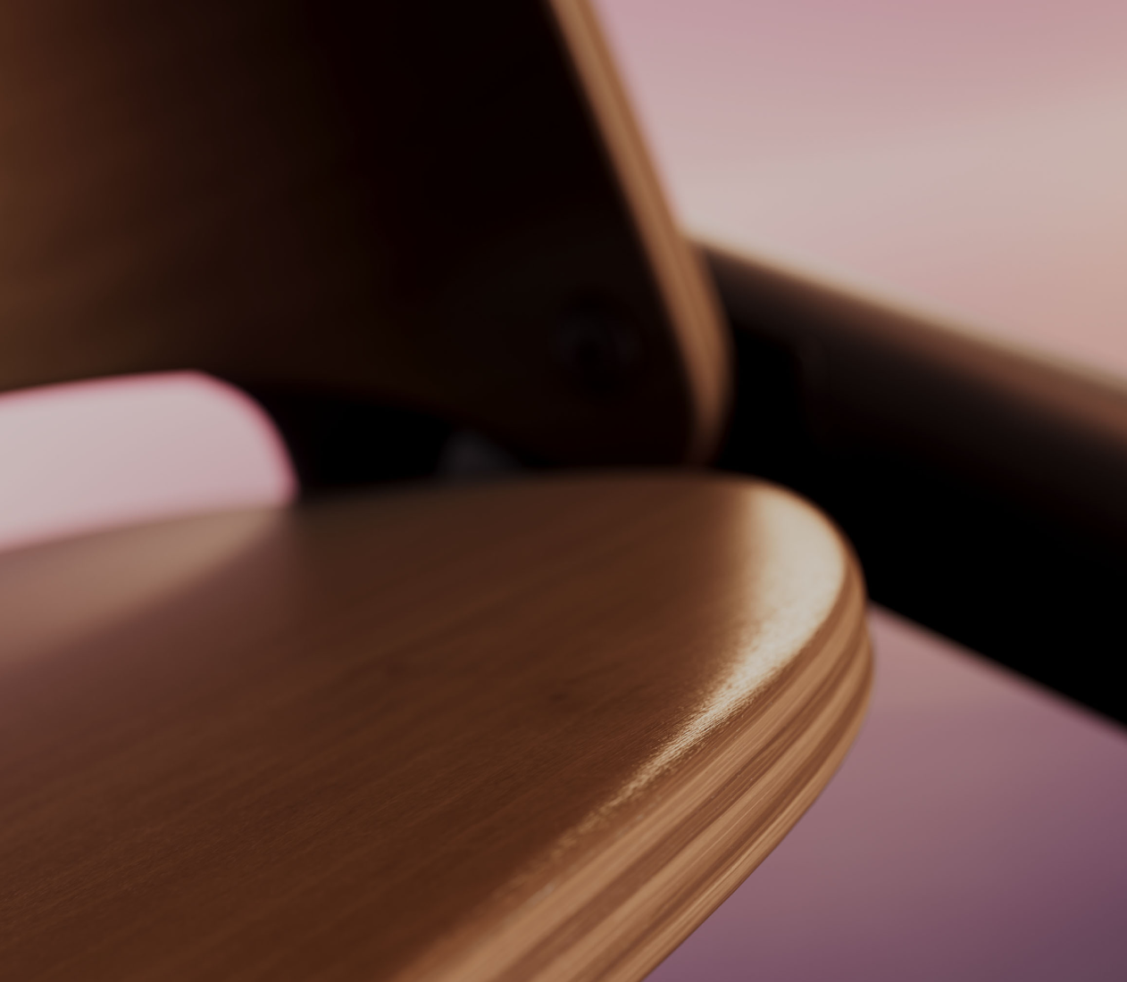 비스듬한 각도에서 부가부 지라프 의자의 너도밤나부 소재와 인체 공학적 디자인을 강조해 보여 주는 클로즈업 사진.