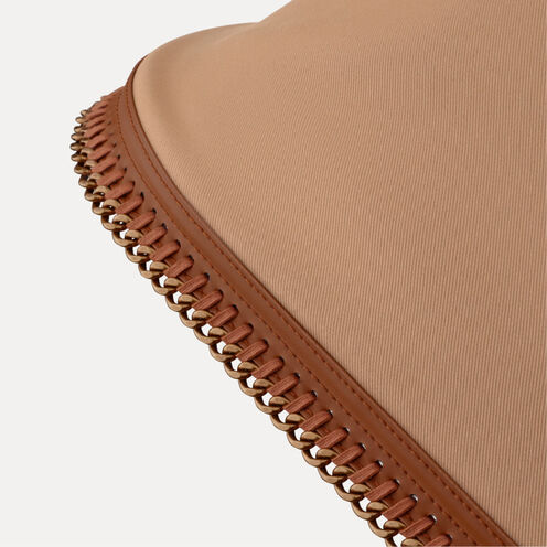 Gros plan sur la capote Bugaboo x Stella McCartney Special Edition couleur Tobacco Brown, ornée de la chaîne diamantée emblématique sur le pourtour.