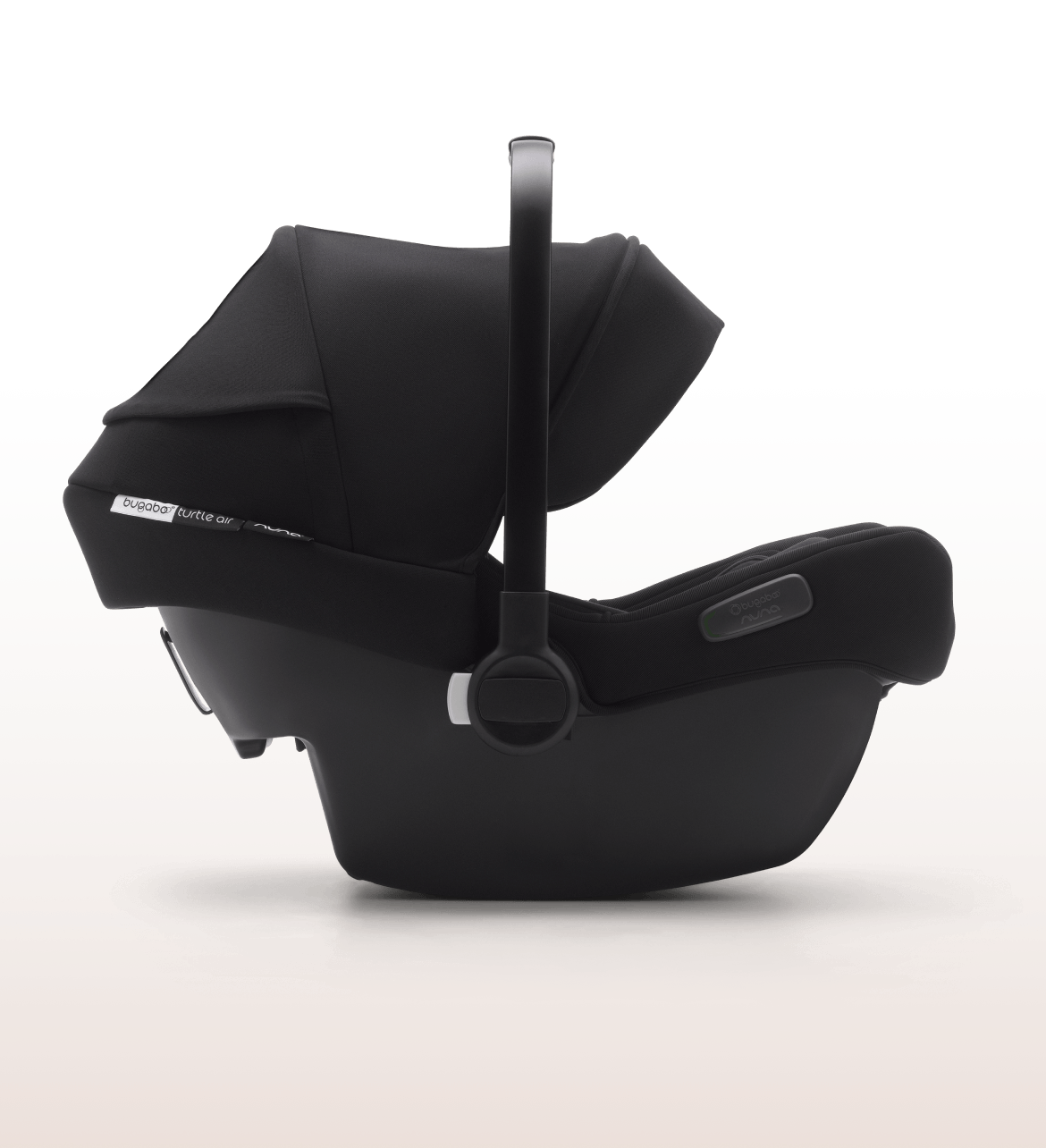 Vue latérale d'un siège auto Bugaboo Turtle Air by Nuna en noir.