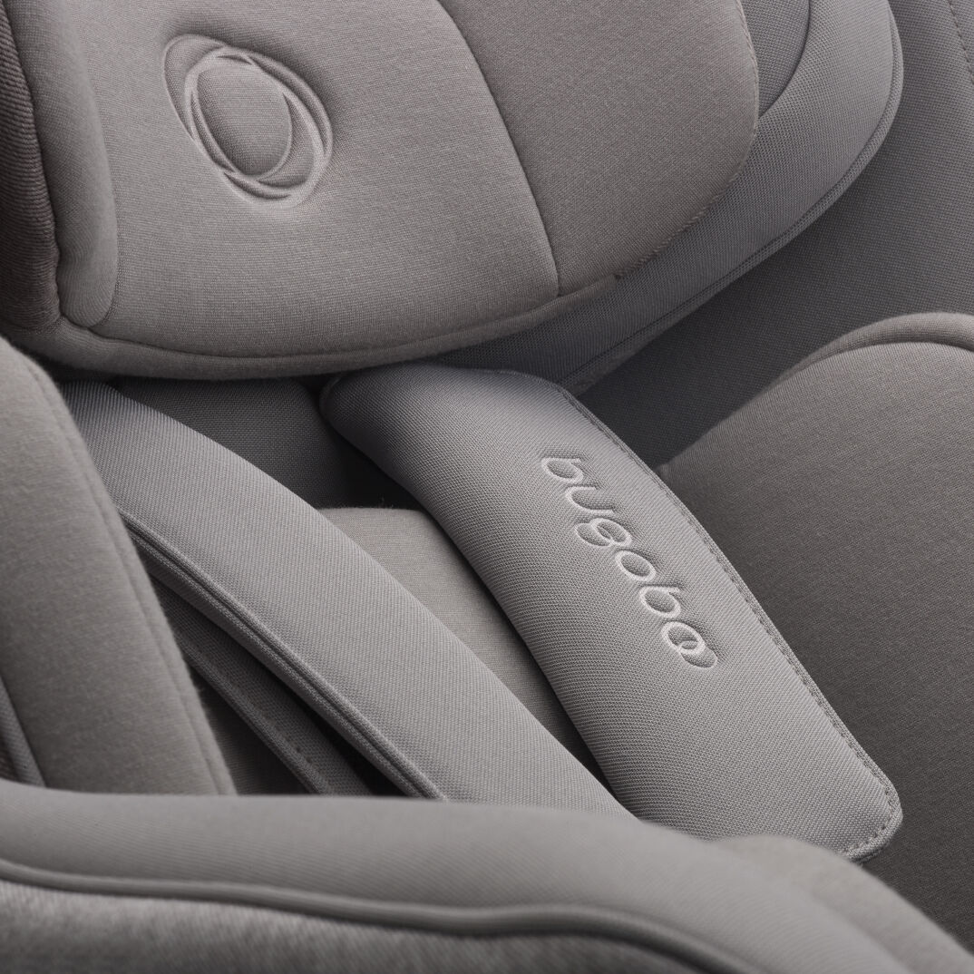 Gros plan sur les tissus doux et rembourrés du siège auto Bugaboo Owl by Nuna.