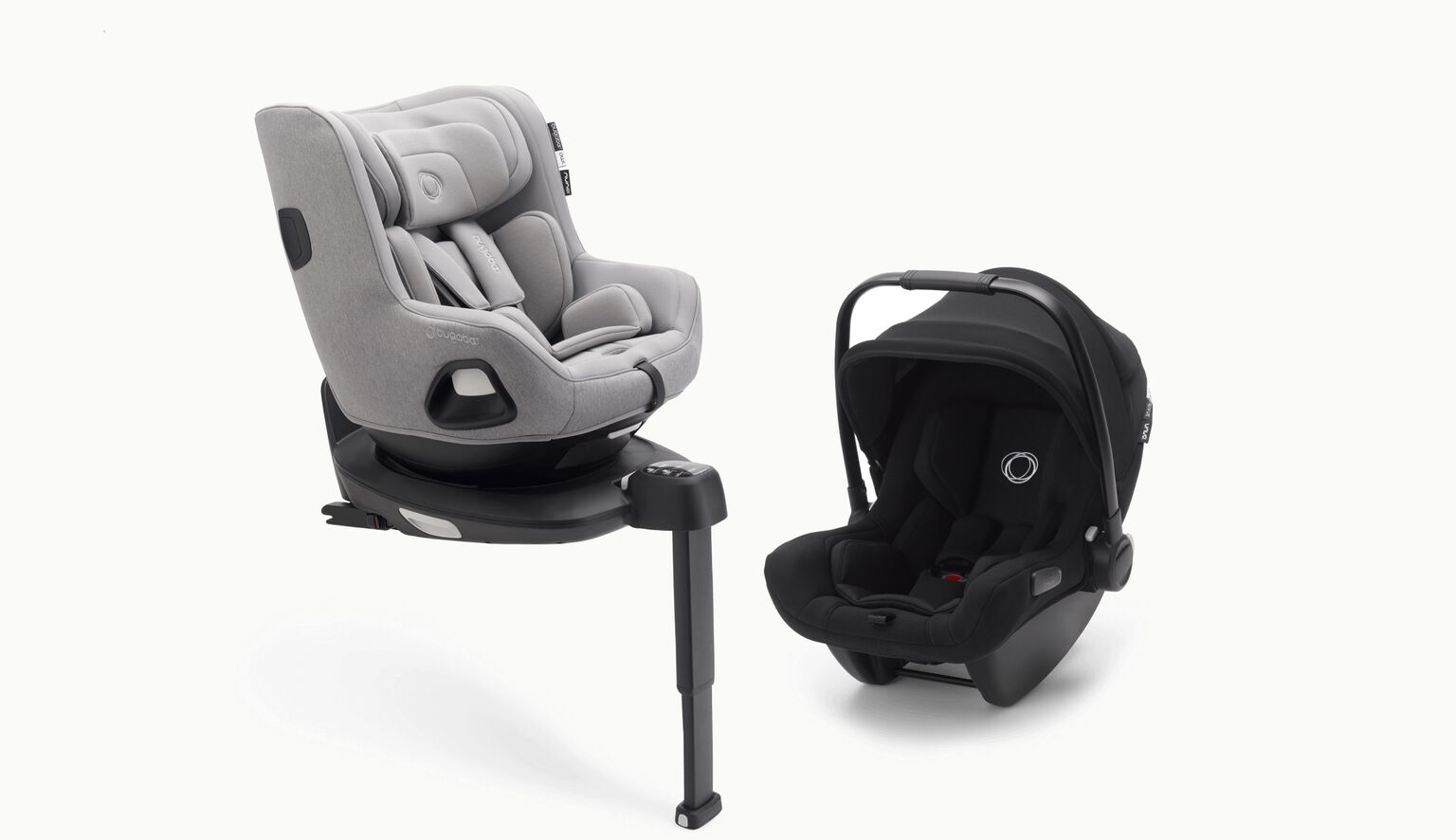 Sur la gauche, un siège auto Bugaboo Owl by Nuna sur une base ISOFIX 360 avec la jambe de force absorbant les chocs déployée. Sur la droite, un siège auto Bugaboo Turtle Air by Nuna.