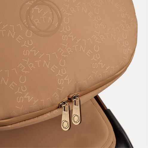 Gros plan sur les tissus Bugaboo x Stella McCartney Édition Spéciale couleur Tobacco Brown, avec fermetures éclair dorées et tissus monogrammés.