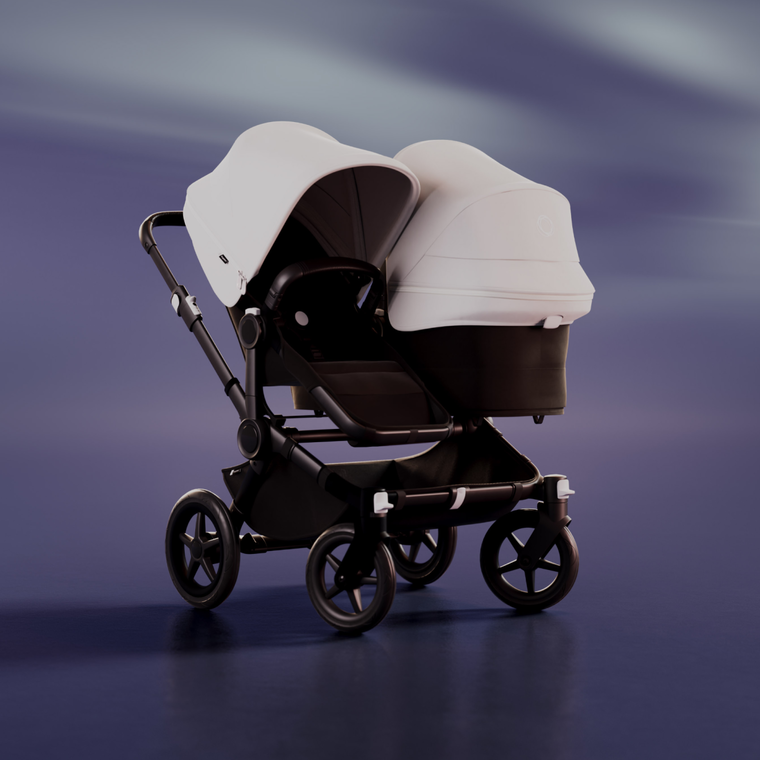 Bugaboo Donkey 5 Duo-Kinderwagen mit Liegewanne und Sitz Das Sonnendach ist in Nebelweiß gehalten. Der Hintergrund ist blau mit weißen Streifen.