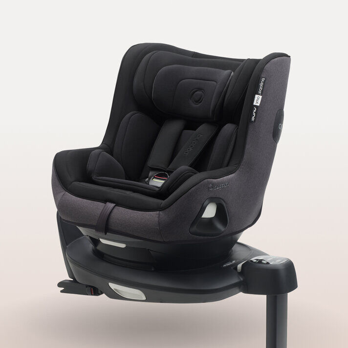 Vue de face d'un siège auto convertible Bugaboo Owl by Nuna, fixé sur une base rotative à 360° avec la jambe de force déployée.