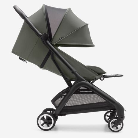 Vista lateral de una silla de paseo de viaje compacta Bugaboo Butterfly con capota completamente extendida en Verde Bosque.