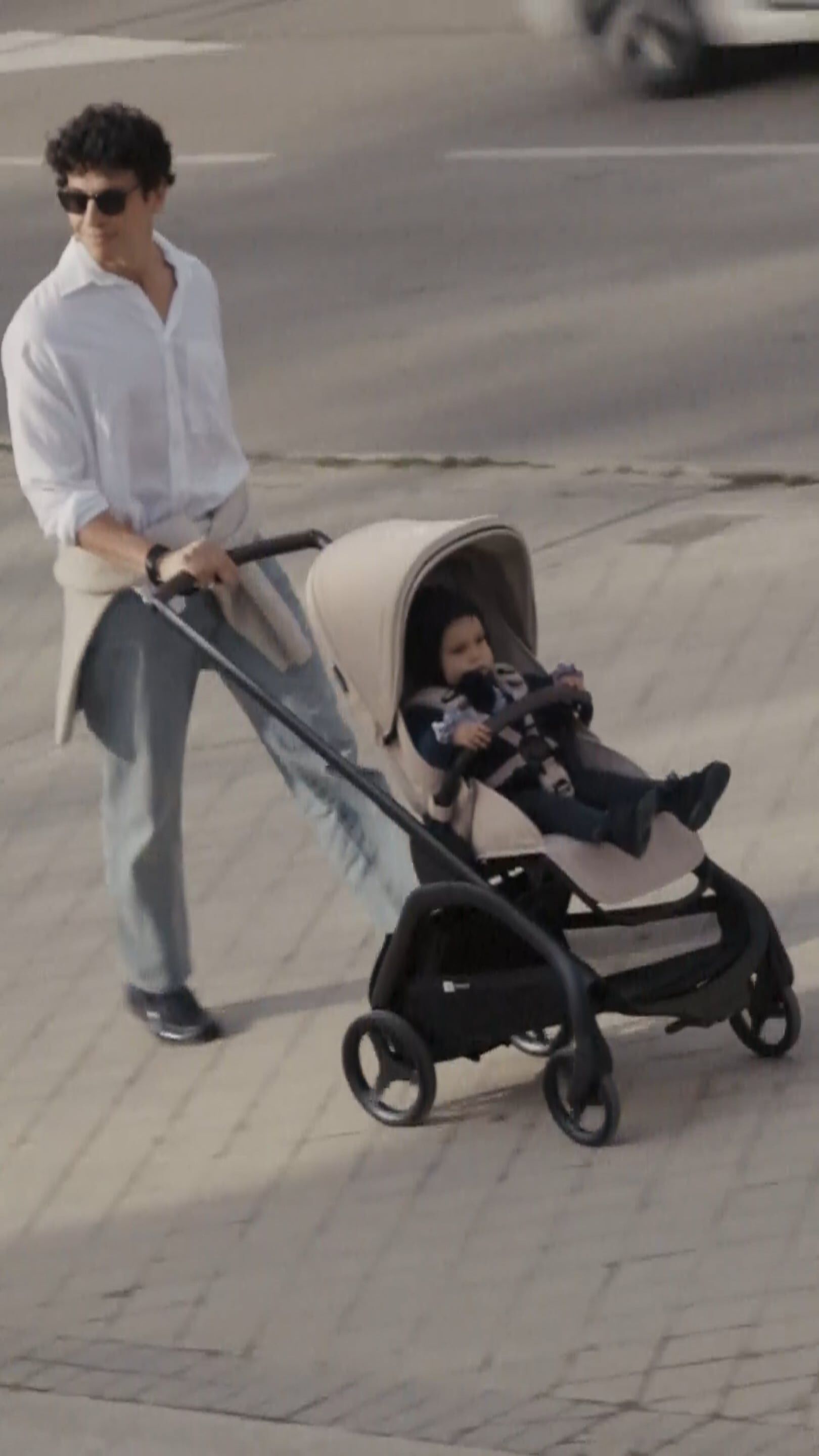 Video: A couple and their baby navigate the fast-paced city life with the Bugaboo Dragonfly Plus stroller.