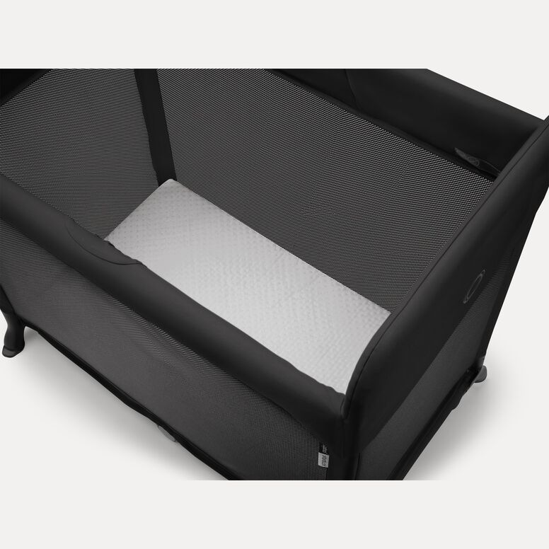 Primer plano de los elegantes acabados de la cuna de viaje Bugaboo Stardust en color Taupé Desierto.