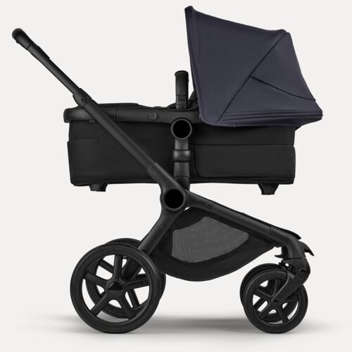 A Bugaboo Fox 5 Renew bassinet stroller in Deep indigo colorway.