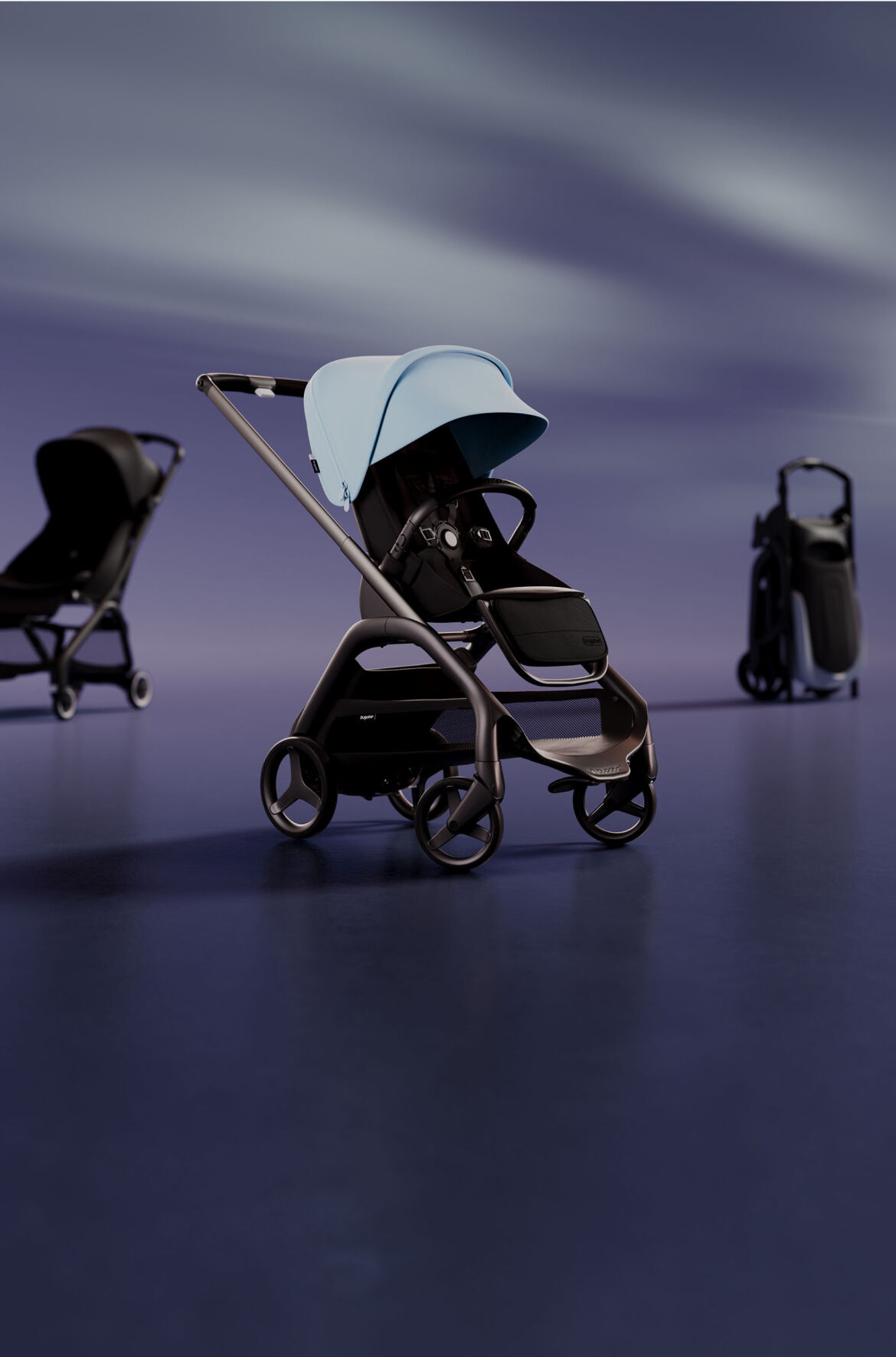 3 kinderwagens op een rij. Vooraan staat een Bugaboo Dragonfly met een zonnekap in Skyline blue. Links staat een Bugaboo Butterfly met midnight black bekleding. Rechts staat een zelfstaande, opgevouwen Bugaboo Dragonfly.